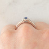 Anello a fascia con margherita in platino con zaffiro (0.44ct) e diamanti (0.67ctw), anni ‘80/‘90