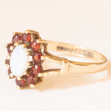 Anello a margherita vintage in oro giallo 9K con opale (0.30ct ca.) e granati (0.30ctw ca.), anni ‘70/‘80