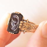 Anello vintage in oro giallo 14K con corniola incisa con profilo di soldato romano, anni ‘50/‘60