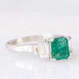 Trilogy vintage in stile Art Déco in platino con smeraldo (0.90ct) e diamanti (0.46ctw), anni ‘80