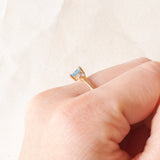 Solitario vintage in oro giallo e bianco 9K con topazio azzurro di taglio a cuore (0.40ct ca.), anni ‘90