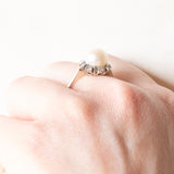 Anello a margherita in oro bianco 18K con perla bianca e diamanti (0.08ctw ca.), anni ‘50/‘60