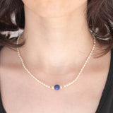 Collana moderna con perle bianche, lapislazzuli e oro giallo 18K