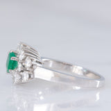 Anello vintage in oro bianco 18K con smeraldo (0.68ct ca.) e diamanti di taglio brillante (0.89ctw ca.), anni ‘70