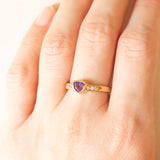 Anello vintage in oro giallo 9K con ametista di taglio trillion (0.45ct ca.) e diamanti di taglio brillante (0.09ctw ca.), anni ‘70