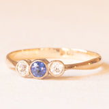 Trilogy antico in oro giallo 9K con zaffiro blu (0.12ct ca.) e zaffiri bianchi, anni ‘10