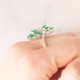 Anello vintage in oro bianco 18K con smeraldi (1ctw ca.) e diamanti (0.45ctw ca.), anni ‘70