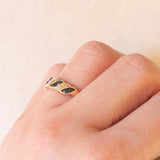 Anello vintage in oro giallo 9K con zaffiri (0.32ctw ca.) e diamanti (0.06ctw ca.), anno 1994