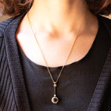 Collier con catenina vintage in oro giallo 9K e con pendente antico in oro giallo e bianco 14K con zaffiro (1.60ct ca.) e diamanti (0.80ctw ca.), anni ‘20/‘30