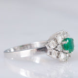 Anello vintage in oro bianco 18K con smeraldo (0.68ct ca.) e diamanti di taglio brillante (0.89ctw ca.), anni ‘70