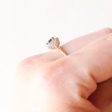 Anello vintage in oro giallo e bianco 9K con zaffiro (0.40ct ca.) e diamanti (0.14ctw ca.), anni ‘2000