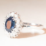 Anello a margherita vintage in oro bianco 14K con zaffiro (1.40ct ca.) e diamanti (0.30ctw ca.), anni ‘60/‘70