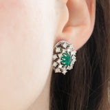 Orecchini a margherita vintage in oro bianco 14K con smeraldi (3ctw ca.) e diamanti di taglio brillante (2.80ctw ca.), anni ‘70/‘80