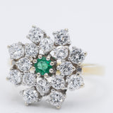 Anello a fiore/fiocco di neve in oro giallo e bianco 14K con smeraldo (0.13ct ca.) e diamanti di taglio brillante (1.24ctw ca.), anni ‘70