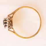 Anello a margherita vintage in oro giallo 9K con zaffiro (0.70ct ca.) e diamanti (0.05ctw ca.), anni '70