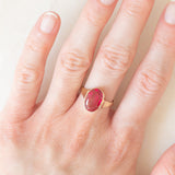 Anello da cocktail vintage in oro giallo 8K con rubino sintetico (10ct ca.), anni ‘70
