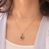 Ciondolo vintage in oro bianco 14K con zaffiro (0.50ct ca.) e diamanti di taglio brillante (0.40ctw ca.), anni ‘70