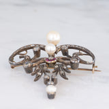 Collana con pendente/spilla Art Nouveau in oro giallo 18K e argento con diamanti di taglio rosetta (0.50ctw ca.), rubini e perle bianche, anni ‘10/‘20