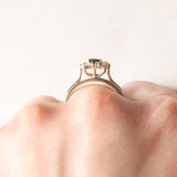 Anello a margherita vintage in oro bianco 18K con zaffiro (0.40ct ca.) e diamanti (0.10ctw ca.), anni ‘70