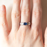 Anello a fascia vintage francese in oro bianco 18K con zaffiro (0.75ct ca.) e diamanti (0.18ctw ca.), anni ‘70/‘80