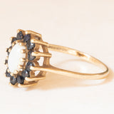 Anello a margherita vintage in oro giallo 9K con opale (0.50ct ca.) e zaffiri (0.48ctw ca.), anno 1986