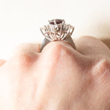 Anello a fiocco di neve vintage in oro bianco 18K con granato (2ct ca.) e diamanti di taglio brillante (1.50ctw ca.), anni ‘80