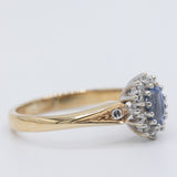 Anello a margherita vintage in oro giallo 9K con zaffiro (0.36ct ca.) e diamanti (0.12ctw ca.), anno 1989