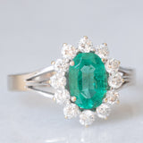 Anello a margherita in oro bianco 18K con smeraldo (1ct ca.) e diamanti di taglio brillante (0.50ctw ca.), anni ‘60