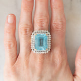 Anello da cocktail vintage in oro giallo e bianco 18K con topazio azzurro (20ct ca.) e diamanti di taglio brillante (1.70ctw ca.), anni ‘70