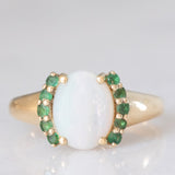 Anello vintage in oro giallo 8K con opale (0.90ct ca.) e smeraldi (0.10ctw ca.), anni ‘80
