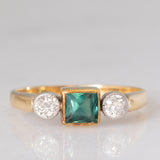 Trilogy antico in oro giallo 14K con tormalina verde di taglio carré (0.35ct ca.) e diamanti di taglio vecchia Europa (0.30ctw ca.), anni ‘20/‘30