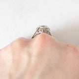 Solitario Art Déco in oro bianco 18K con diamante di taglio brillante (0.08ct ca.) e zaffiri di taglio triangolare, anni ‘30