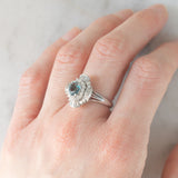 Anello ballerina vintage in platino con alessandrite naturale (1.10ct) e diamanti di taglio brillante e tapered (0.81ctw), anni ‘90