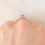 Anello a margherita vintage in oro bianco 18K con diamante blu (0.54ct) e diamanti bianchi (0.40ctw)