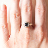 Anello a margherita vintage in oro bianco 18K con zaffiro (0.40ct ca.) e diamanti (0.10ctw ca.), anni ‘70