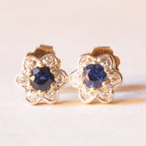 Orecchini a margherita vintage in oro giallo e bianco 14K con zaffiri (0.50ctw ca.) e diamanti di taglio brillante (0.24ctw ca.), anni ‘60