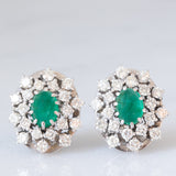 Orecchini a margherita vintage in oro bianco 14K con smeraldi (3ctw ca.) e diamanti di taglio brillante (2.80ctw ca.), anni ‘70/‘80
