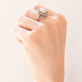 Anello a margherita vintage in oro bianco 14K con opale (1.70ct ca.) e diamanti di taglio brillante (0.40ctw ca.), anni ‘60