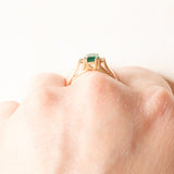 Trilogy vintage in oro giallo 9K con smeraldo sintetico (0.40ct ca.) e diamanti (0.02ctw ca.), anni ‘60/‘70