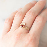 Anello Claddagh in oro giallo 9K e granato di taglio a cuore (0.45ct ca.), anno 1990