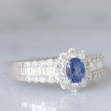 Anello a fascia con margherita in platino con zaffiro (0.44ct) e diamanti (0.67ctw), anni ‘80/‘90