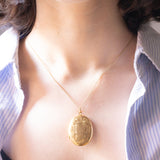 Ciondolo portafoto antico di forma ovale con lamina in oro giallo 9K su metallo, primi del ‘900