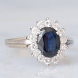 Anello a margherita in oro bianco 18K con zaffiro (1.30ct ca.) e diamanti di taglio brillante (0.44ctw ca.), anni ‘70