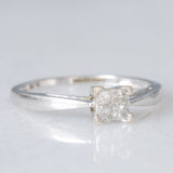 Anello “solitario” vintage in oro bianco 9K con illusion setting diamanti di taglio princess (0.15ctw ca.), anni ‘80/‘90