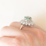 Anello vintage a fiore in oro bianco 18K con smeraldi (0.40ctw ca.) e diamanti di taglio brillante (1.20ctw ca.), anni ‘60/‘70