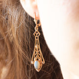 Orecchini pendenti vintage in stile Art Nouveau in oro giallo 8K con opali (0.80ctw ca.) e perline bianche