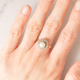 Anello a margherita antico in oro giallo 14K e argento con perla bianca e diamanti di taglio rosetta (0.24ctw ca.), anni ‘10