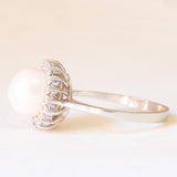 Anello a margherita vintage in oro bianco 14K con perla bianca e diamanti (0.36ctw ca.), anni ‘60