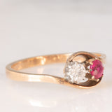 Anello Toi et Moi in oro giallo 14K con rubino sintetico (0.17ct ca.) e diamante di taglio vecchia Europa (0.15ct ca.), anni ‘10/‘20