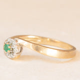 Anello a fiore vintage in oro giallo e bianco 9K con smeraldo (0.08ct ca.) e diamanti (0.06ctw ca.), anni ‘70